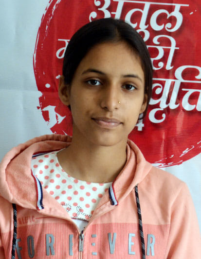 कन्या स्कूल हमीरपुर में अतुल महेश्वरी परीक्षा देने के लिए पहुंचे विद्यार्थियों के साथ आए अभिभाव