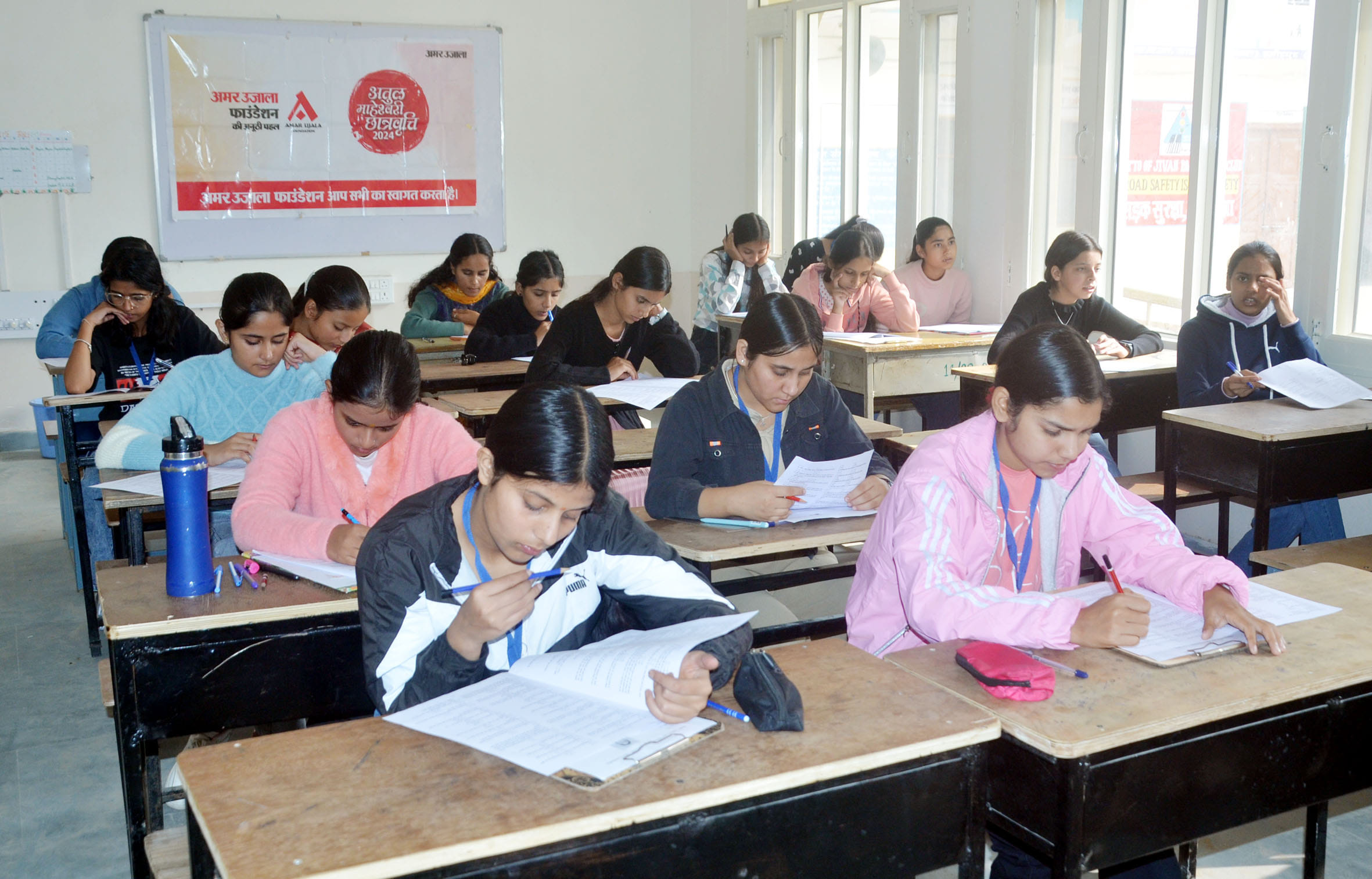 कन्या स्कूल हमीरपुर में अतुल महेश्वरी परीक्षा देने के लिए पहुंचे विद्यार्थियों के साथ आए अभिभाव
