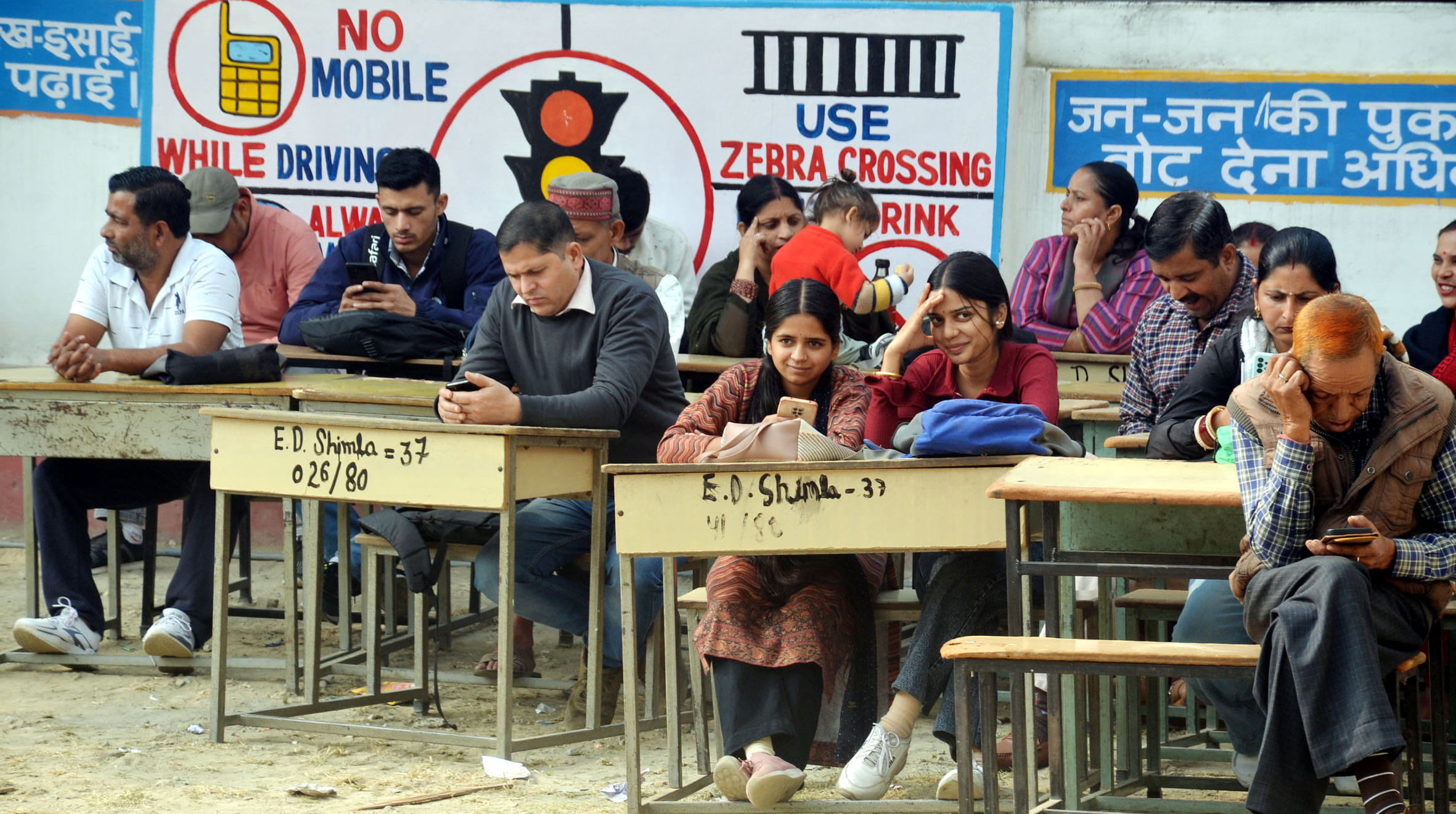 कन्या स्कूल हमीरपुर में अतुल महेश्वरी परीक्षा देने के लिए पहुंचे विद्यार्थियों के साथ आए अभिभाव