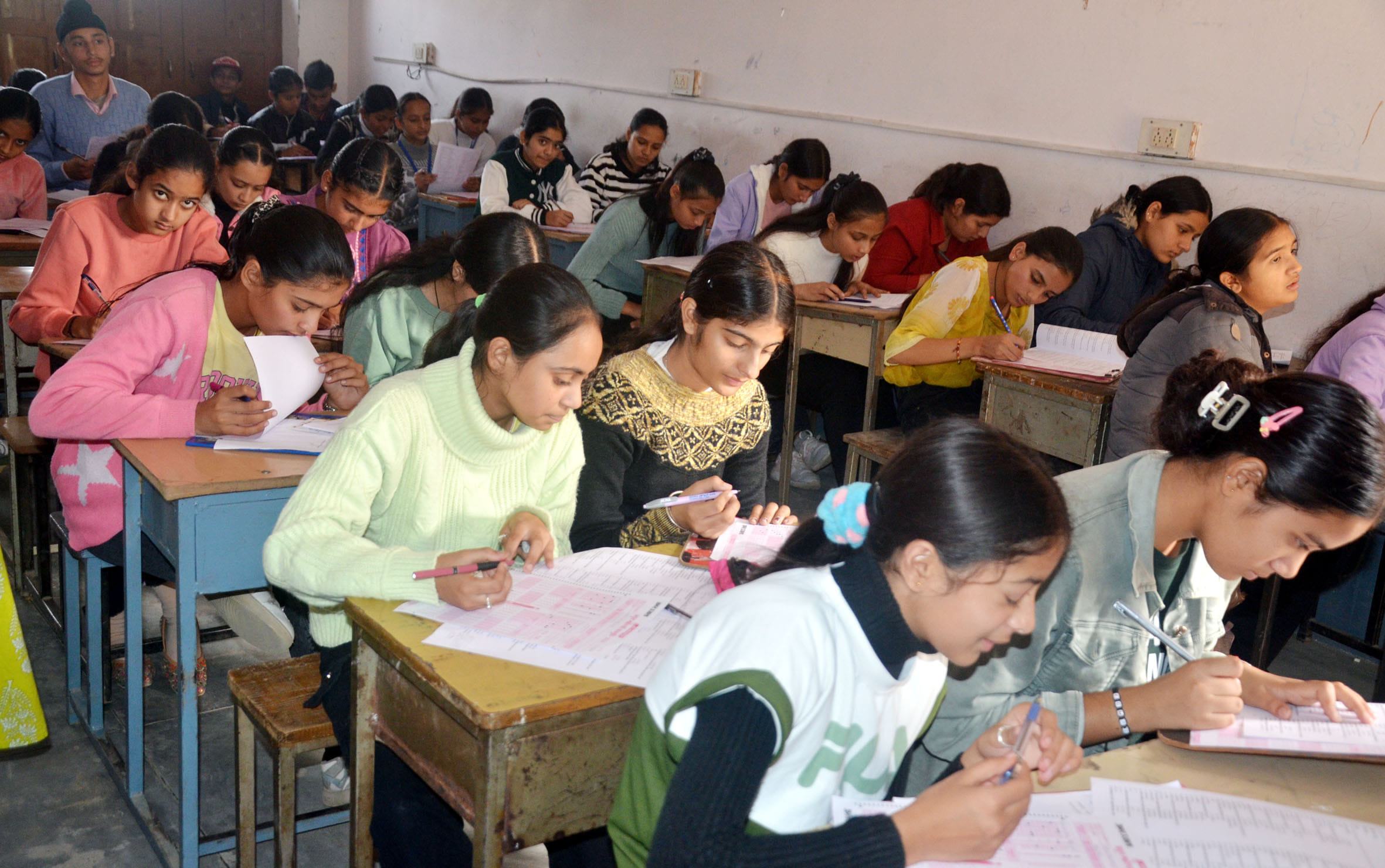 कन्या स्कूल हमीरपुर में अतुल महेश्वरी परीक्षा देने के लिए पहुंचे विद्यार्थियों के साथ आए अभिभाव