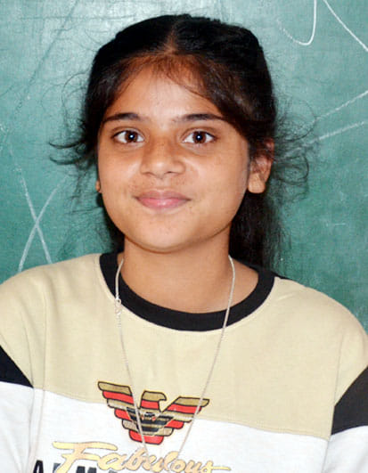 कन्या स्कूल हमीरपुर में अतुल महेश्वरी परीक्षा देने के लिए पहुंचे विद्यार्थियों के साथ आए अभिभाव