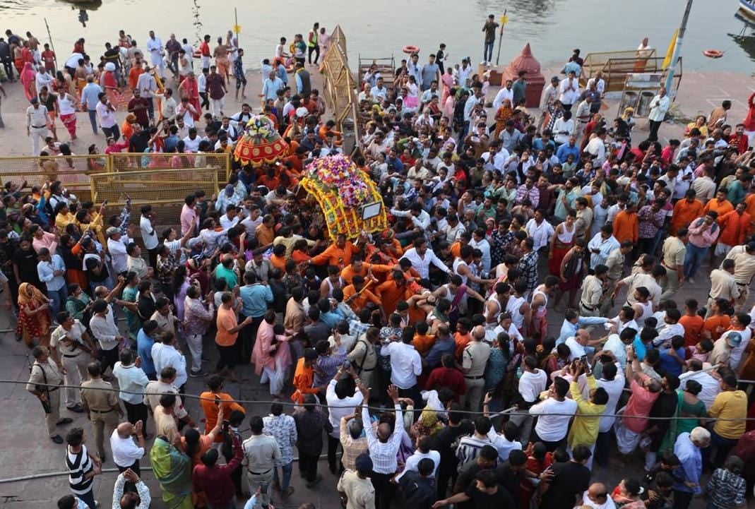 रजत पालकी में विराजित होकर प्रजा का हाल जानने निकले चन्द्रमौलेश्वर स्वरूप मे निकले बाबा महाकाल