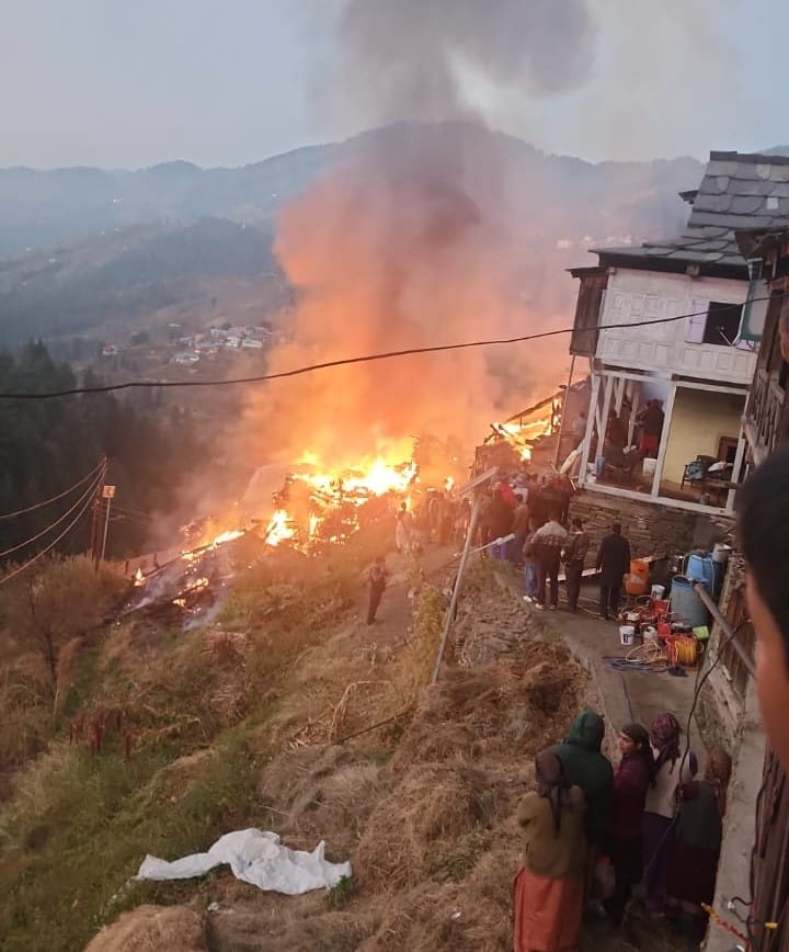 सेरी गांव में अग्नि पीडितों से मिलते मुख्य संसदीय सचिव मोहन लाल ब्राक्टा सेरी गांव में अग्नि पीडितों से मिलते मुख्य संसदीय सचिव मोहन लाल ब्राक्टा