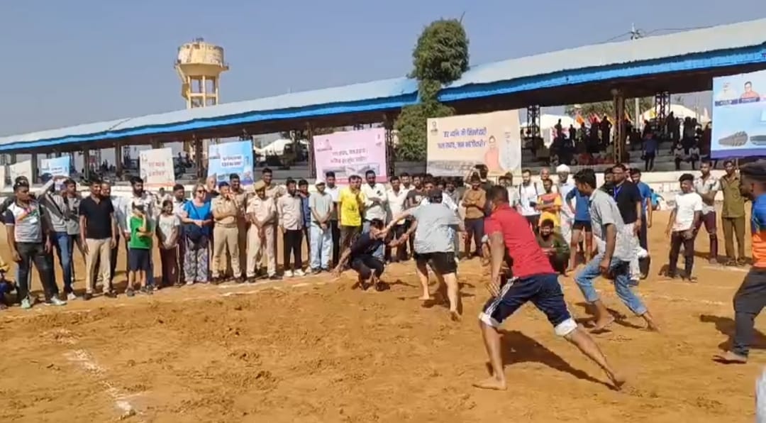 देसी विदेशी सैलानियों के बीच हुआ कबड्डी मैच का आयोजन देसी विदेशी सैलानियों के बीच हुआ कबड्डी मैच का आयोजन