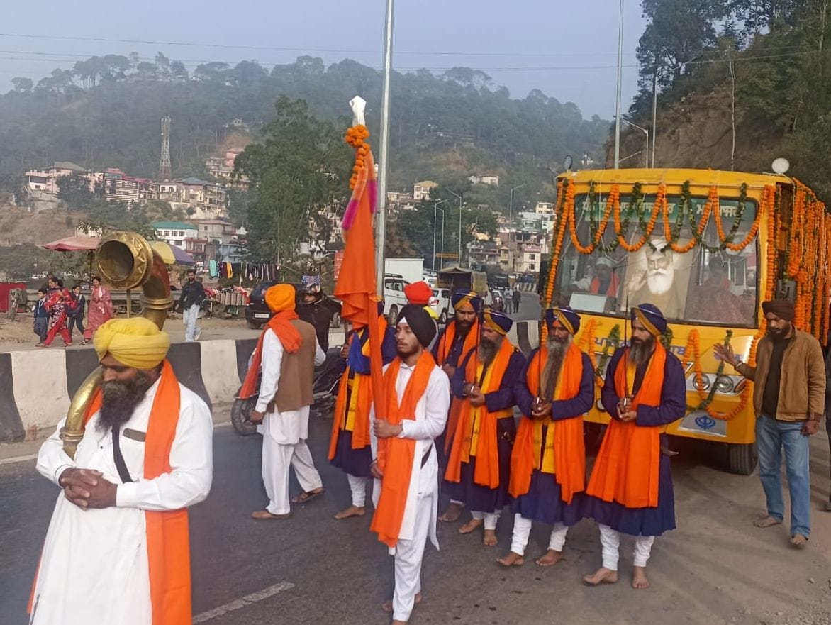 धर्मपुर में नगर कीर्तन के दौरान करबत दिखाते हुए। संवाद धर्मपुर में नगर कीर्तन के दौरान करबत दिखाते हुए। संवाद