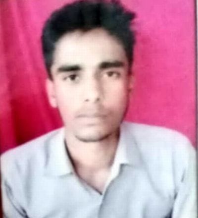उझानी में डंपर की चपेट में आने से पलटा ट्रैक्टर को देखते राहगीर। संवाद