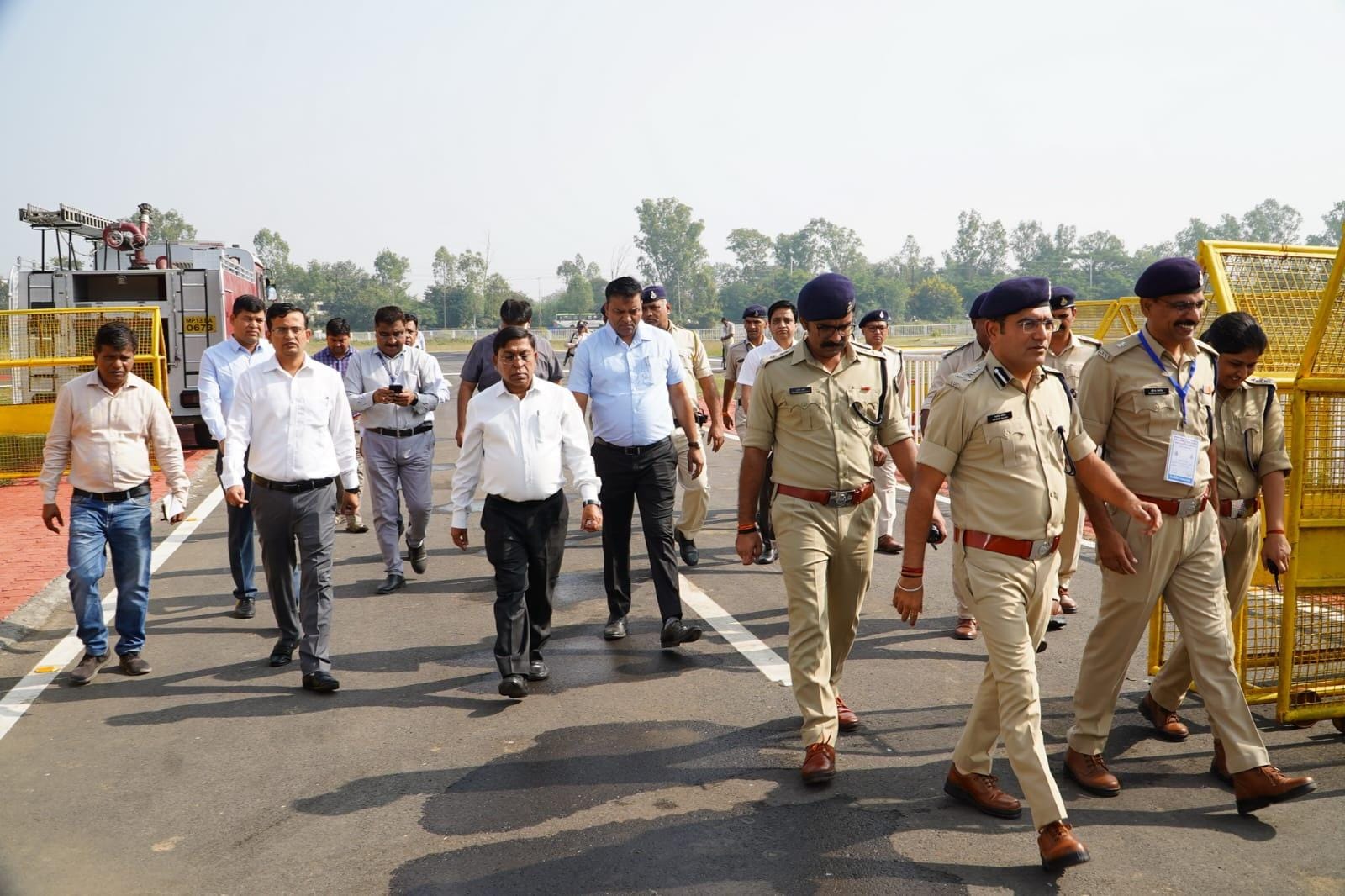 उप राष्ट्रपति के आगमन के पूर्व कारकेट की रिहर्सल करते अधिकारी