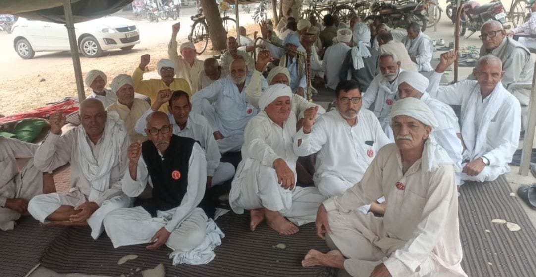 11जेएनडी09-लघु सचिवालय में चल रहे धरने पर बैठे किसान। संवाद 11जेएनडी09-लघु सचिवालय में चल रहे धरने पर बैठे किसान। संवाद