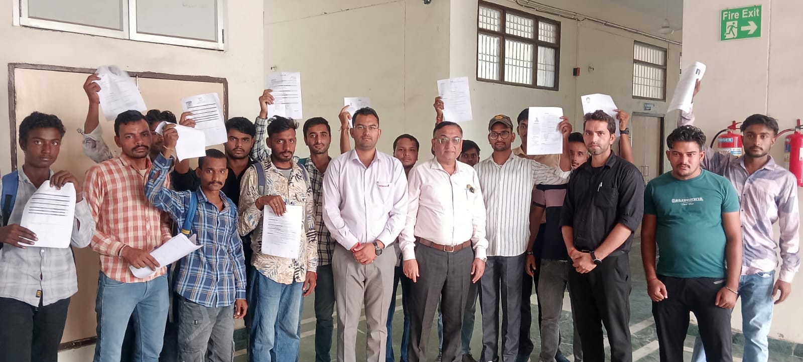 11जेएनडी16: चयनित छात्र प्राचार्य अनिल कुमार व प्लेसमेंट कंपनी के अधिकारियों के साथ। स्रोत आईट 11जेएनडी16: चयनित छात्र प्राचार्य अनिल कुमार व प्लेसमेंट कंपनी के अधिकारियों के साथ। स्रोत आईट