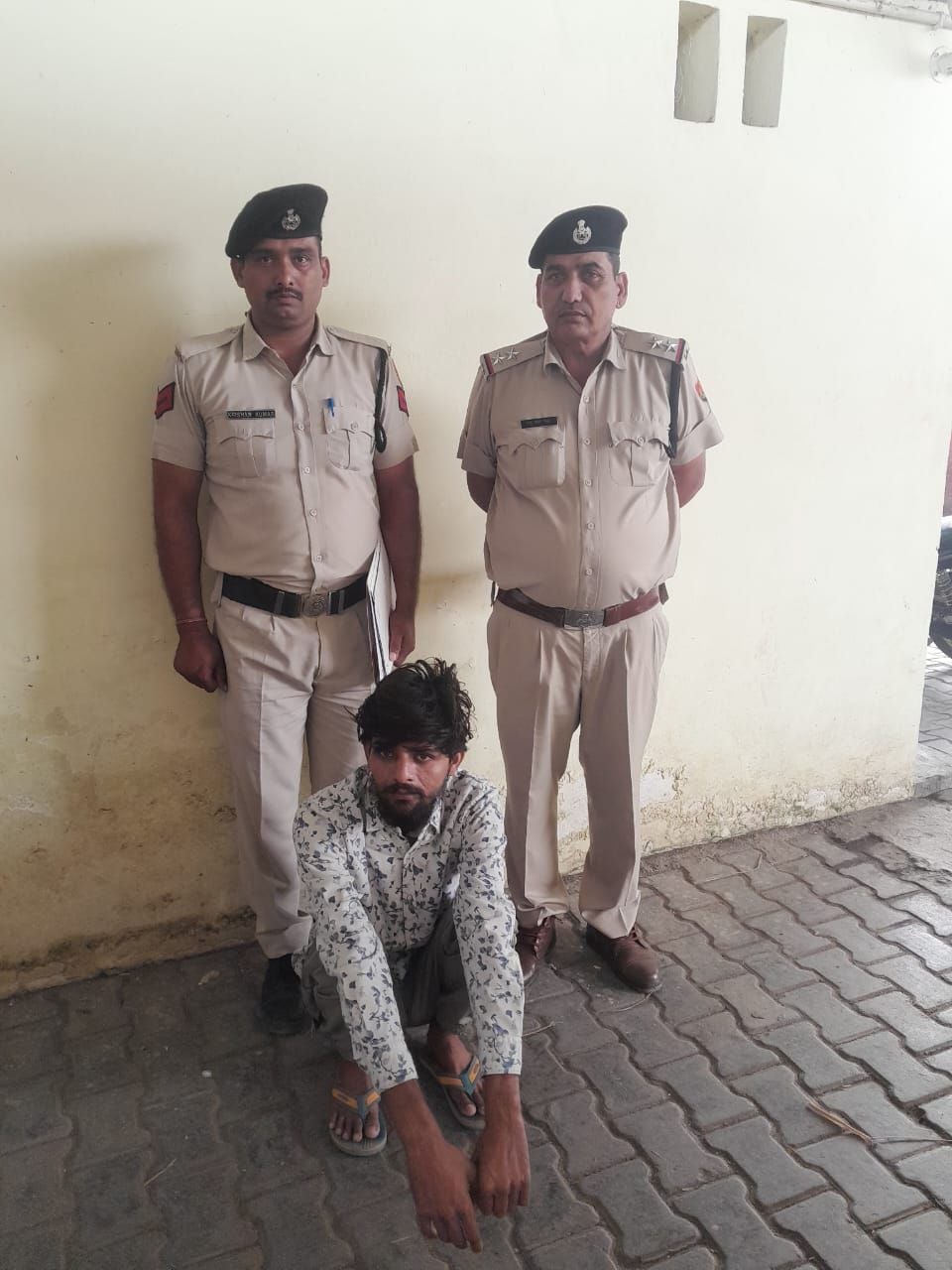 11जेएनडी24: जान से मारने की नियत से हवाई फायर करने का आरोपी पुलिस गिरफ्त में। पुलिस प्रवक्ता। 11जेएनडी24: जान से मारने की नियत से हवाई फायर करने का आरोपी पुलिस गिरफ्त में। पुलिस प्रवक्ता।