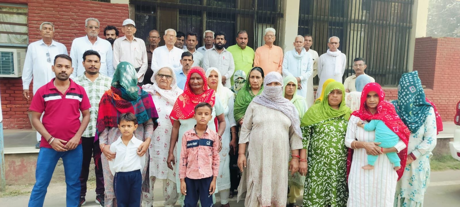 12जेएनडी20: एसपी कार्यालय में एसपी से मिलने पहुंचे मृतक के परिजन। 12जेएनडी20: एसपी कार्यालय में एसपी से मिलने पहुंचे मृतक के परिजन।