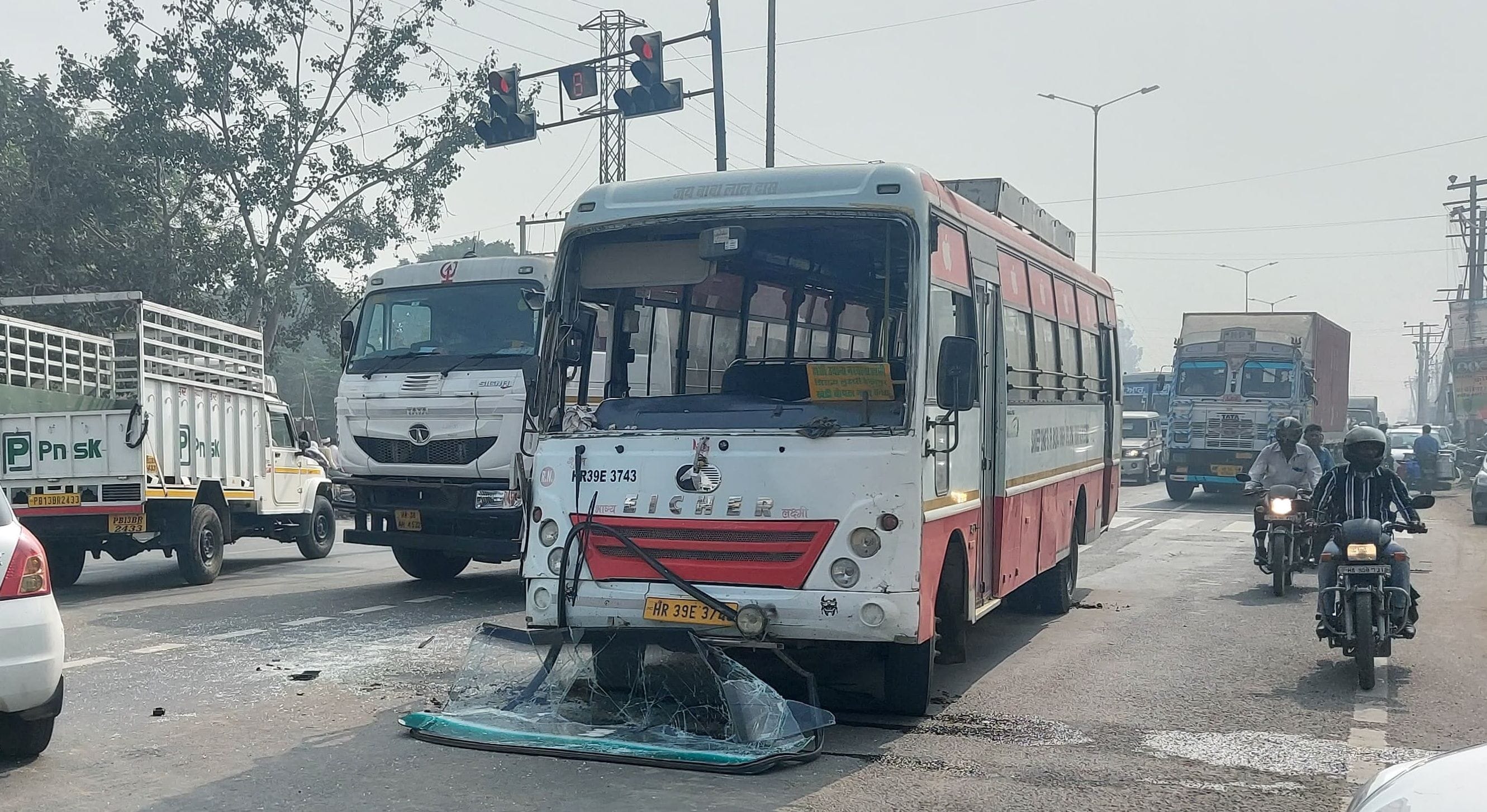 12जेएनडी22-दुर्घटना के बाद खड़ी क्षतिग्रस्त प्राइवेट बस। संवाद 12जेएनडी22-दुर्घटना के बाद खड़ी क्षतिग्रस्त प्राइवेट बस। संवाद