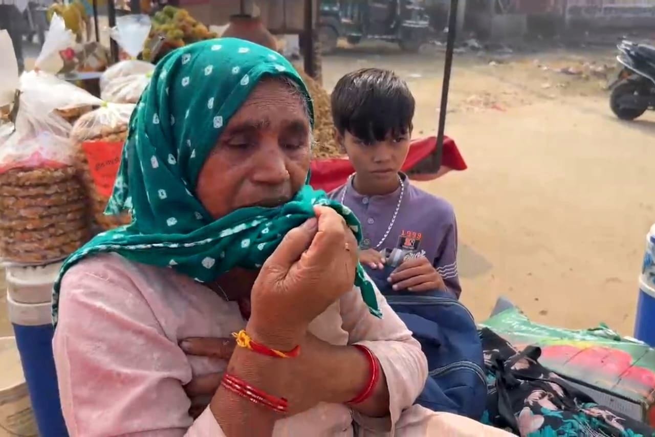 12जेएनडी22-दुर्घटना के बाद खड़ी क्षतिग्रस्त प्राइवेट बस। संवाद 12जेएनडी22-दुर्घटना के बाद खड़ी क्षतिग्रस्त प्राइवेट बस। संवाद