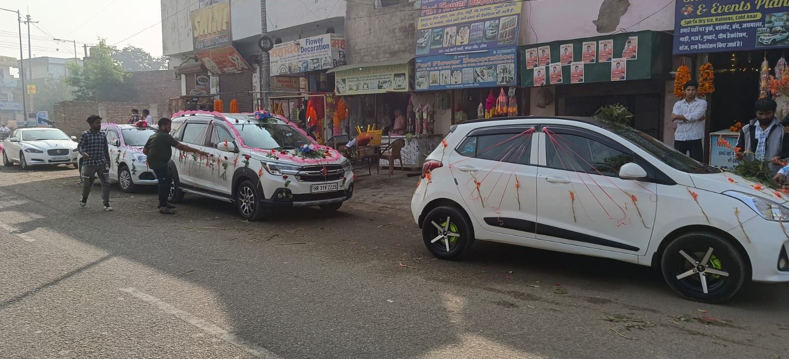 12जेएनडी29 : शहर के बत्तख चौक पर सजने के लिए पहुंची गाड़ियां। संवाद 12जेएनडी29 : शहर के बत्तख चौक पर सजने के लिए पहुंची गाड़ियां। संवाद