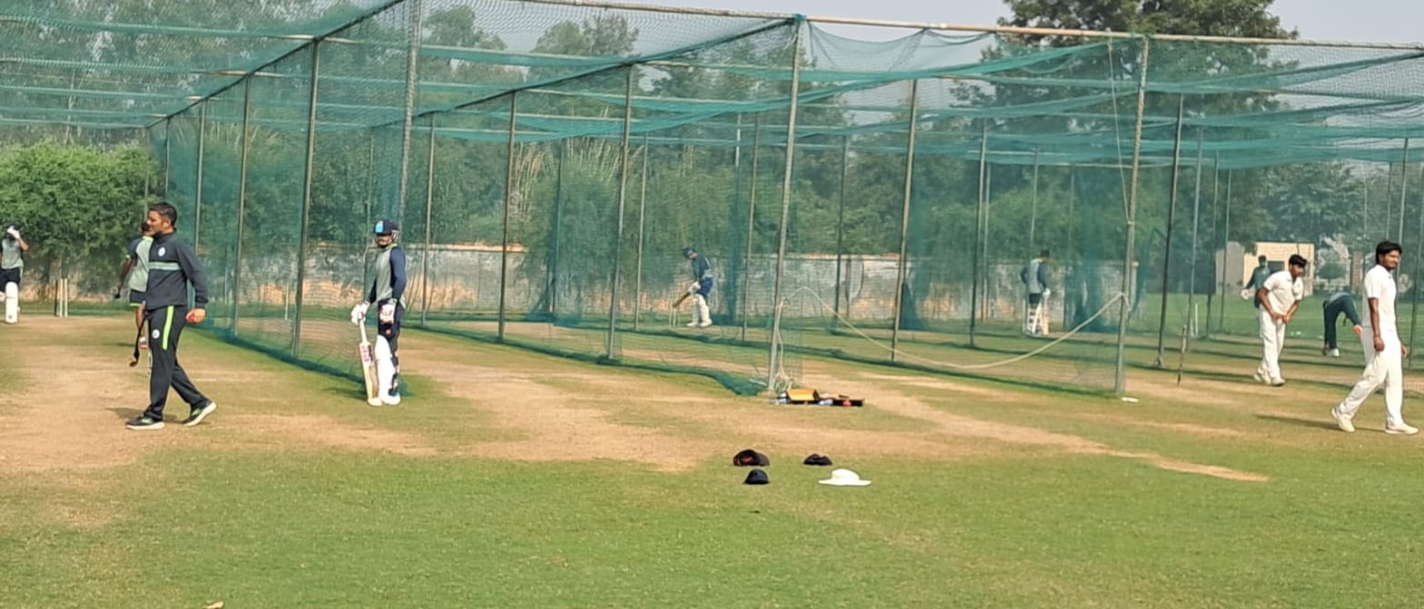 12सीटीके45...चौधरी बंसीलाल क्रिकेट स्टेडियम लाहली में मैच से पहले अभ्यास करते हरियाणा टीम के कप 12सीटीके45...चौधरी बंसीलाल क्रिकेट स्टेडियम लाहली में मैच से पहले अभ्यास करते हरियाणा टीम के कप