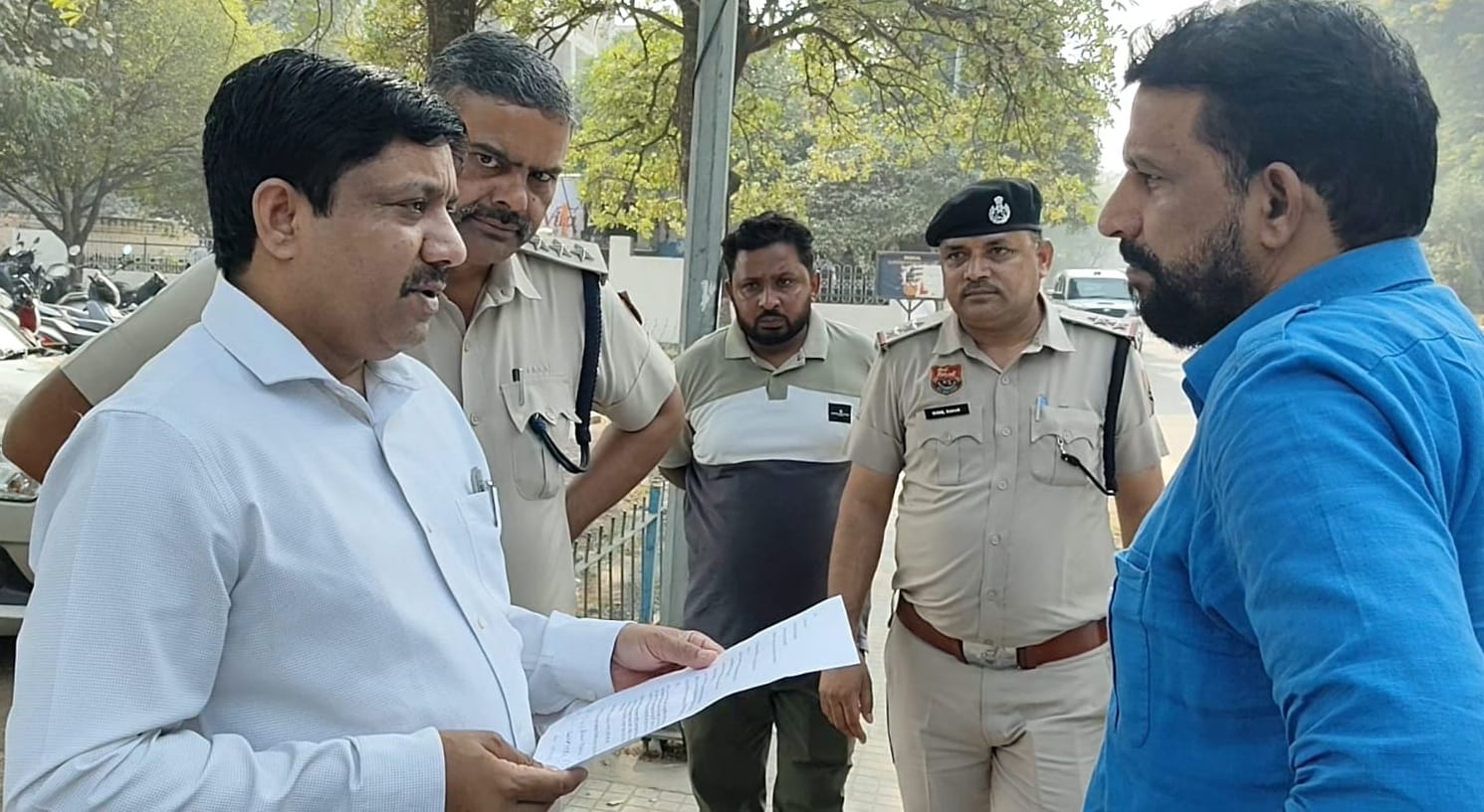 12सीटीके54..पीजीआई दीक्षांत समारोह में नवीन जयहिंद को जाने से रोकती पुलिस। संवाद