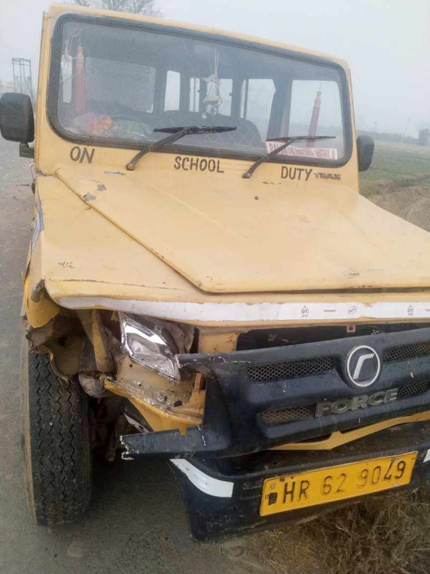 भूना क्षेत्र में सुबह के समय गहरे कोहरे के बीच जाते वाहन।