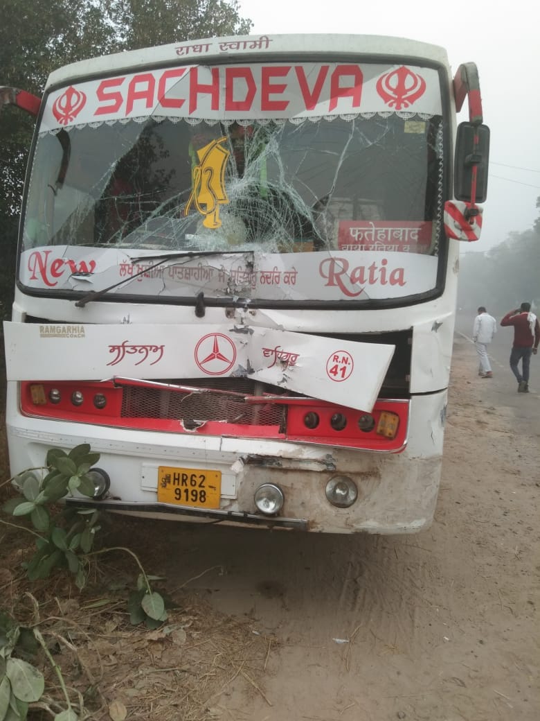 भूना क्षेत्र में सुबह के समय गहरे कोहरे के बीच जाते वाहन।