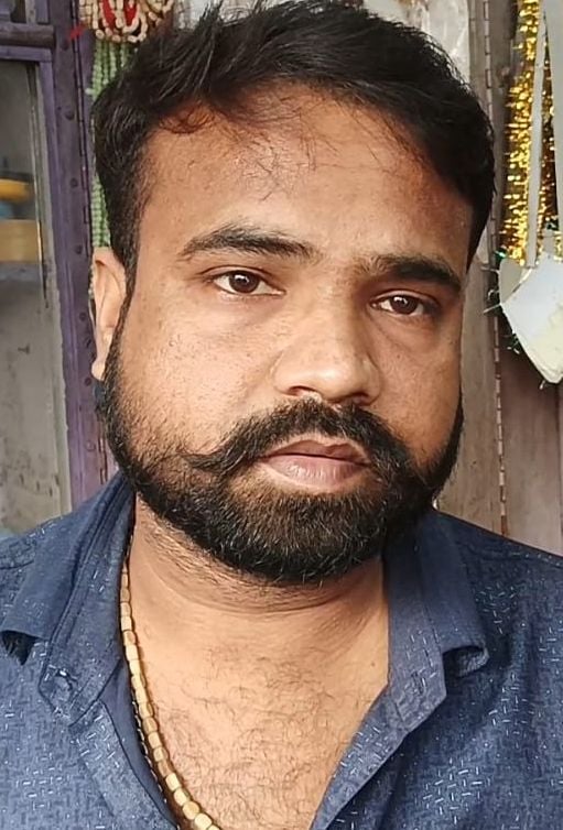 गोविंदगंज बाजार में मांगलिक कार्य शुरू होते ही कपड़ों की खरीदारी करतीं महिला व युवती। संवाद