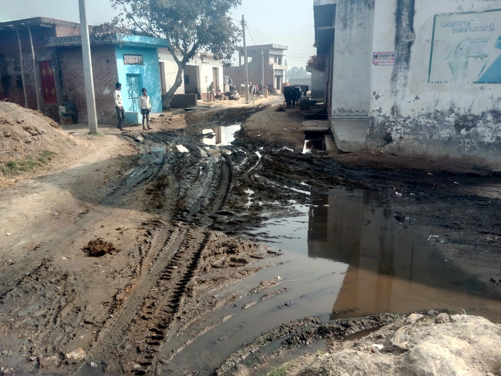 मेला ककोड़ा घाट की सफाई करते सफाई कर्मी। संवाद