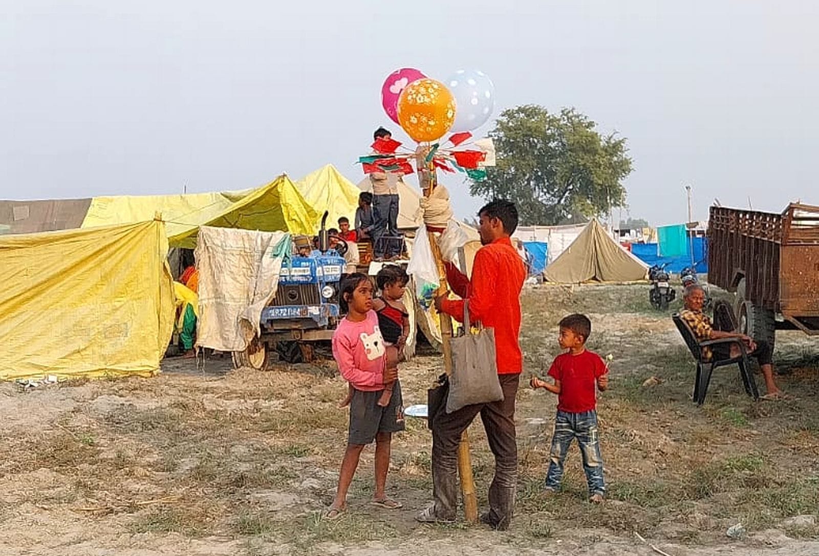 मेला ककोड़ा घाट की सफाई करते सफाई कर्मी। संवाद