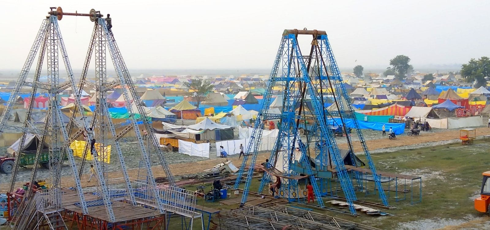 मेला ककोड़ा घाट की सफाई करते सफाई कर्मी। संवाद