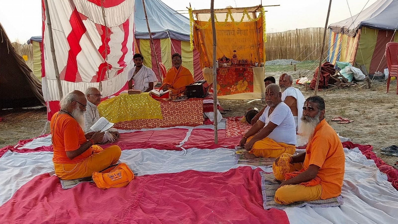 मेला ककोड़ा घाट की सफाई करते सफाई कर्मी। संवाद