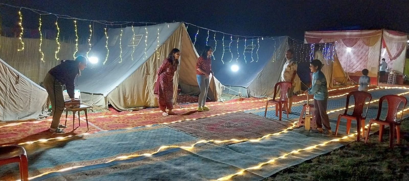 मेला ककोड़ा घाट की सफाई करते सफाई कर्मी। संवाद
