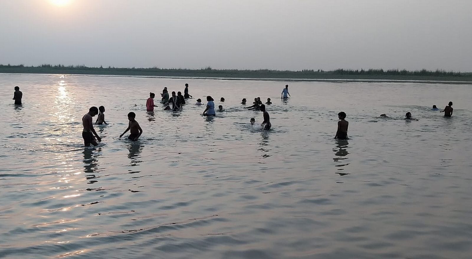 मेला ककोड़ा घाट की सफाई करते सफाई कर्मी। संवाद