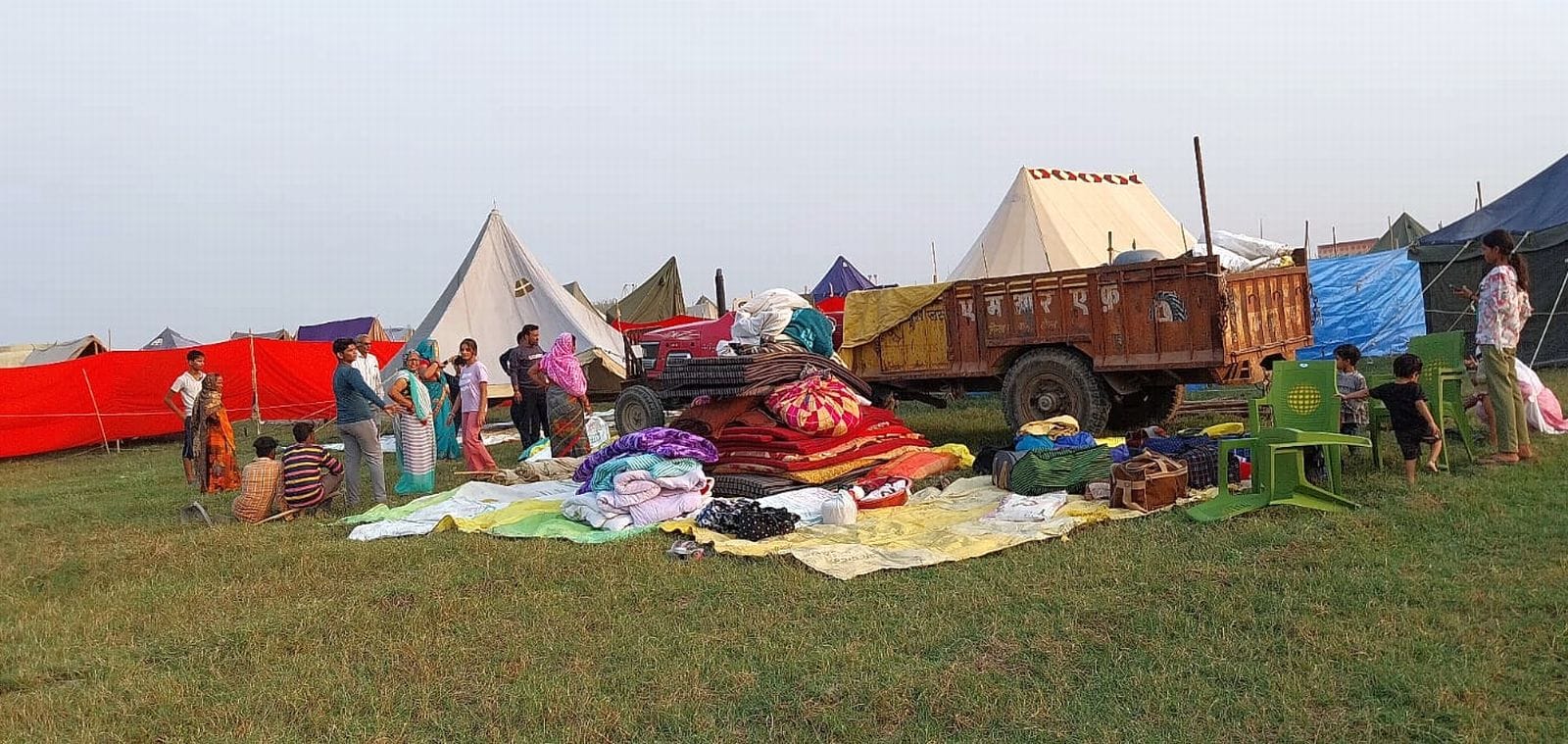 मेला ककोड़ा घाट की सफाई करते सफाई कर्मी। संवाद