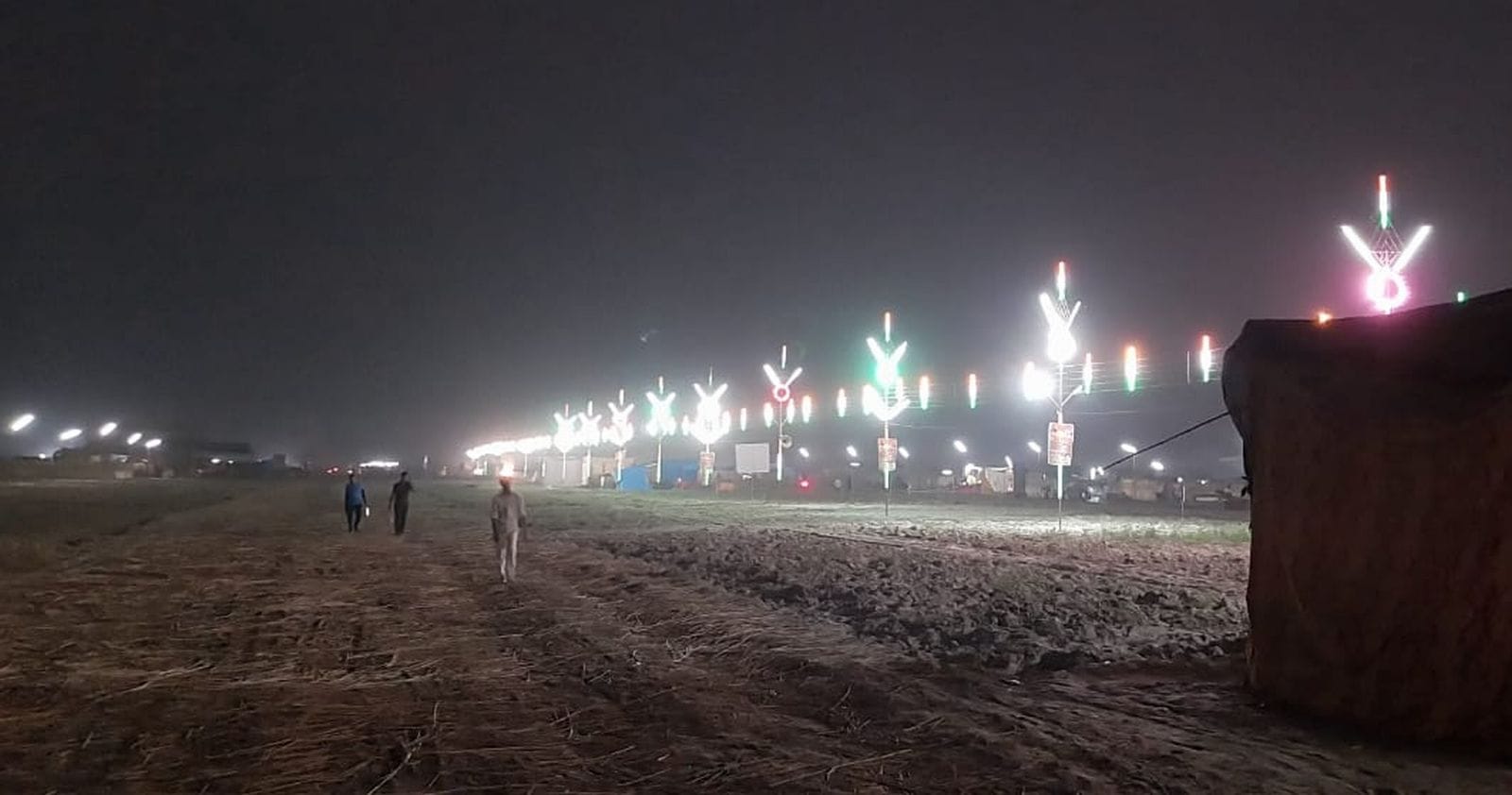 मेला ककोड़ा घाट की सफाई करते सफाई कर्मी। संवाद