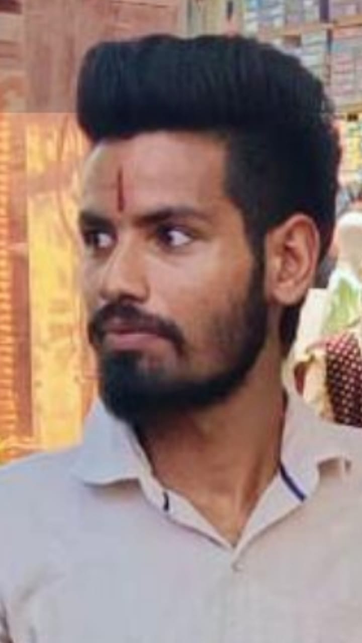नागरिक अस्पताल में पहुंचे मृतक विशाल के परिजन पुलिस से आरोपियों की गिरफ्तारी की मांग करते हुए। 