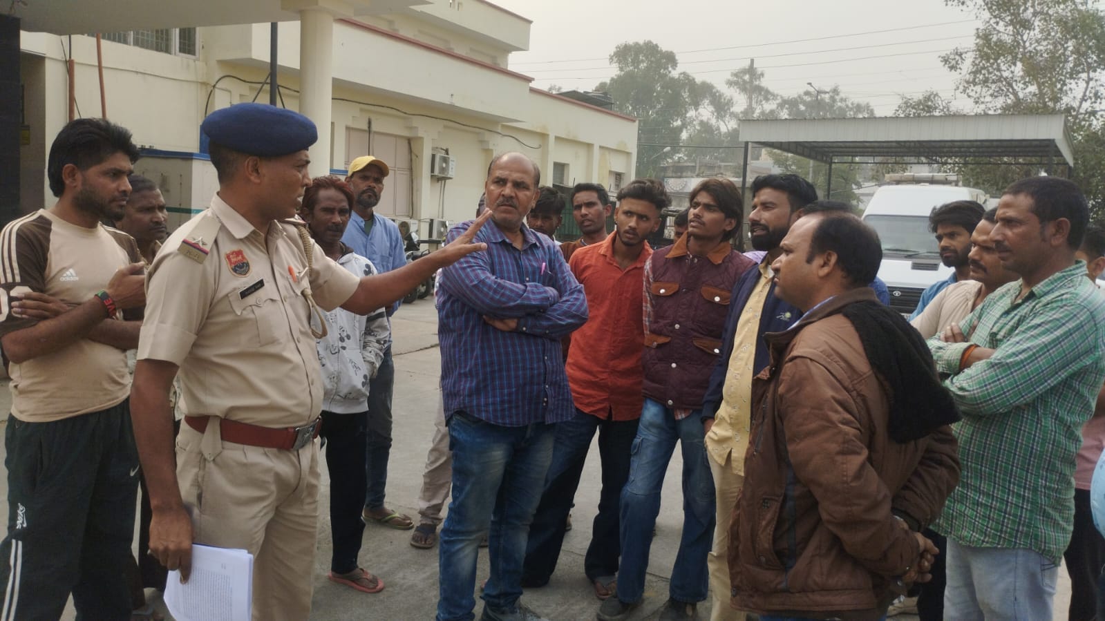 नागरिक अस्पताल में पहुंचे मृतक विशाल के परिजन पुलिस से आरोपियों की गिरफ्तारी की मांग करते हुए। 