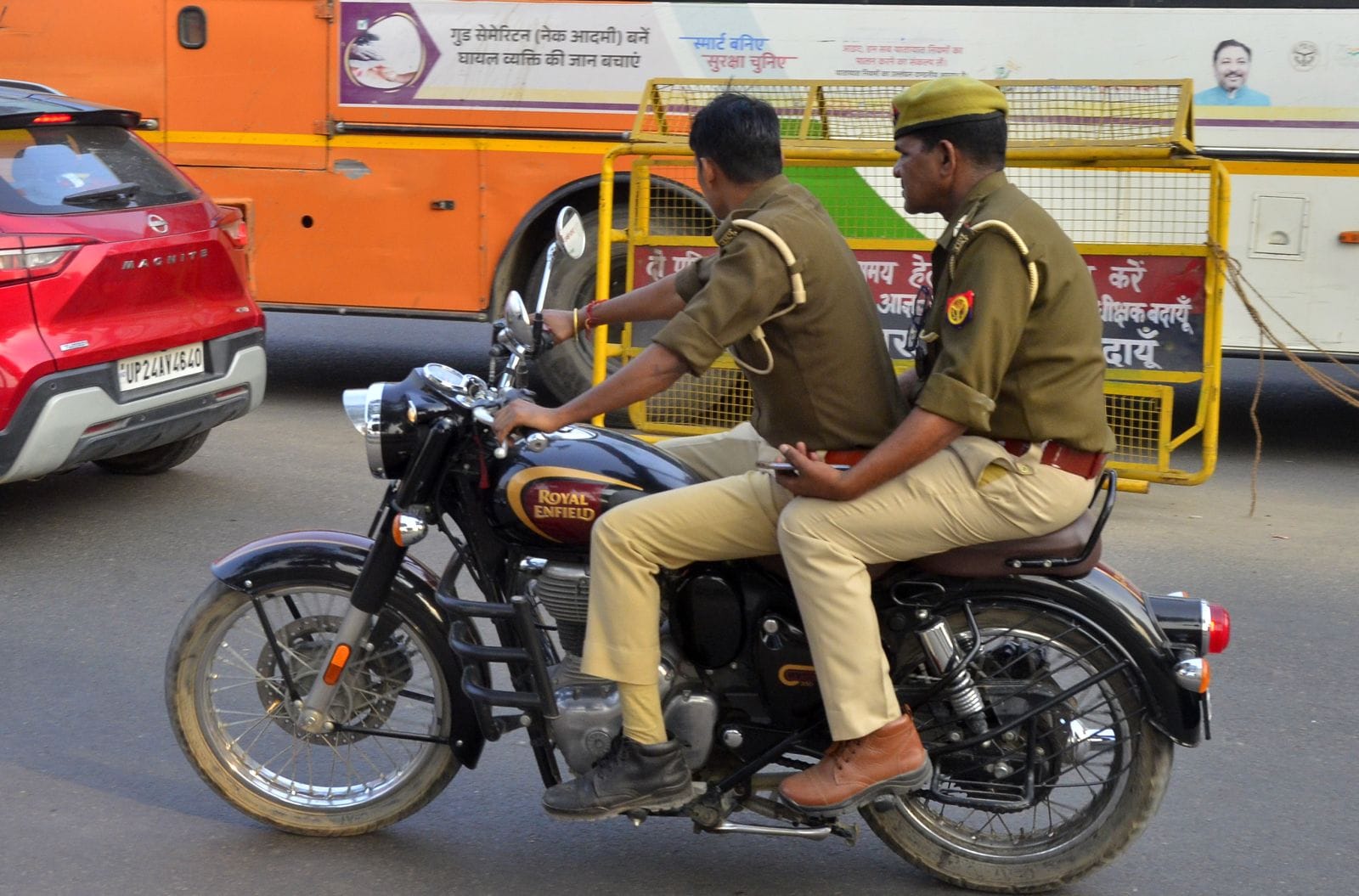 पुलिस लाइन चौराहे पर बिना हेलमेट के बाइक पर जाते पुलिस कर्मी। संवाद पुलिस लाइन चौराहे पर बिना हेलमेट के बाइक पर जाते पुलिस कर्मी। संवाद