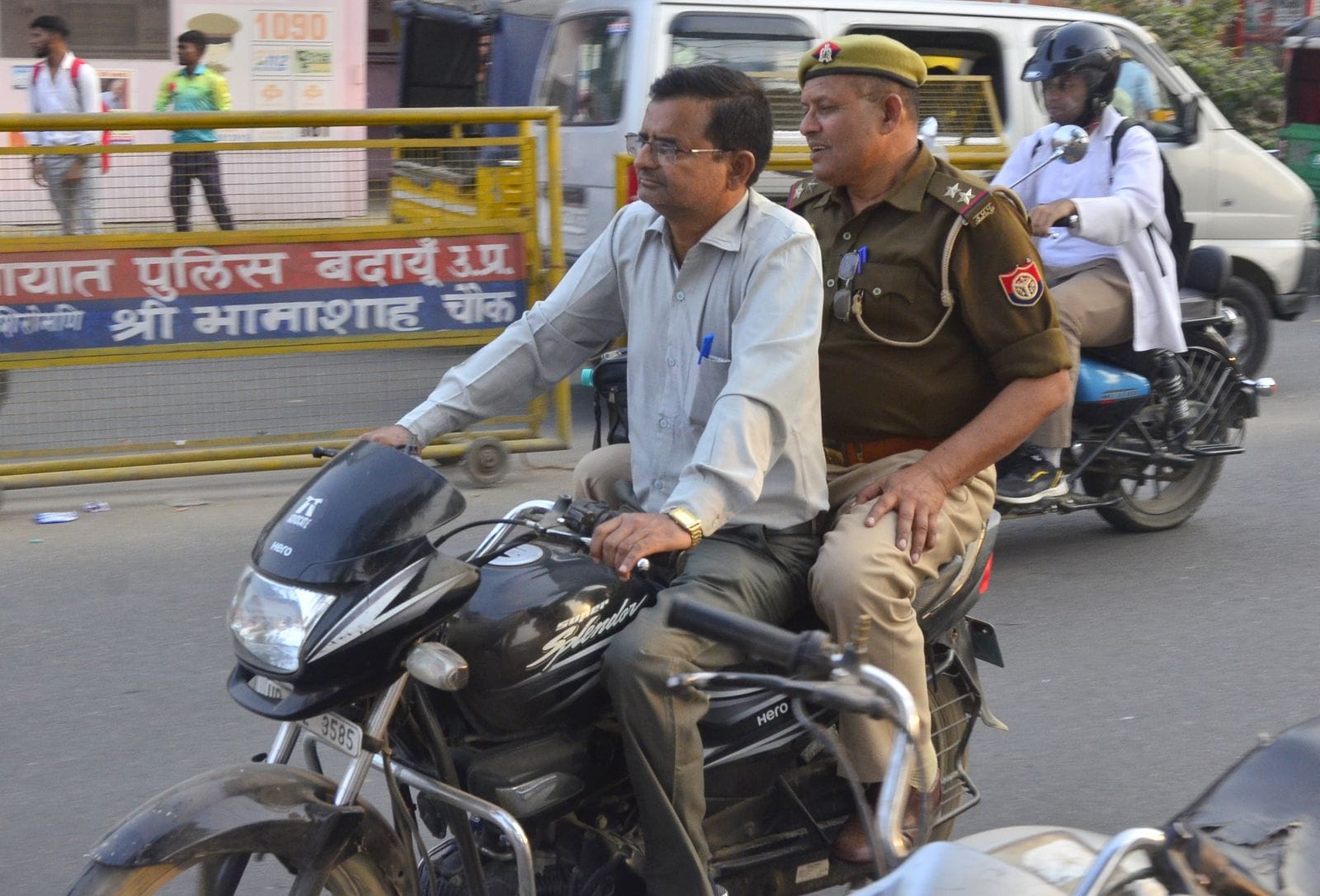 पुलिस लाइन चौराहे पर बिना हेलमेट के बाइक पर जाते पुलिस कर्मी। संवाद पुलिस लाइन चौराहे पर बिना हेलमेट के बाइक पर जाते पुलिस कर्मी। संवाद