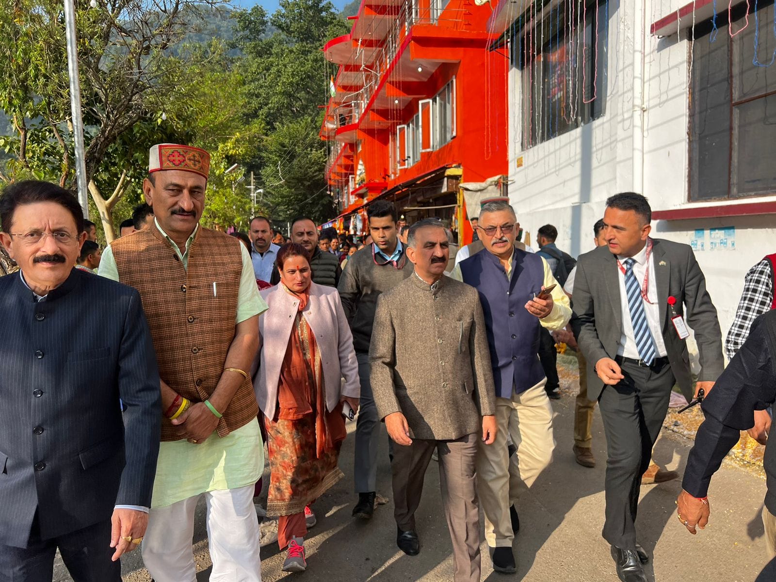 रेणुका में परिक्रमा पथ पर लोगों के साथ पैदल चलते मुख्यमंत्री सुखविंद्र सिंह सुक्खू। संवाद