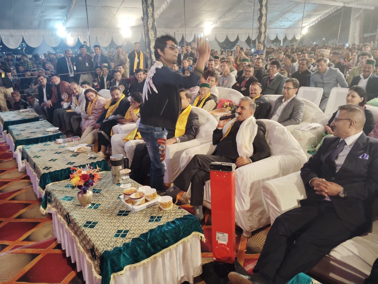रेणुका में परिक्रमा पथ पर लोगों के साथ पैदल चलते मुख्यमंत्री सुखविंद्र सिंह सुक्खू। संवाद