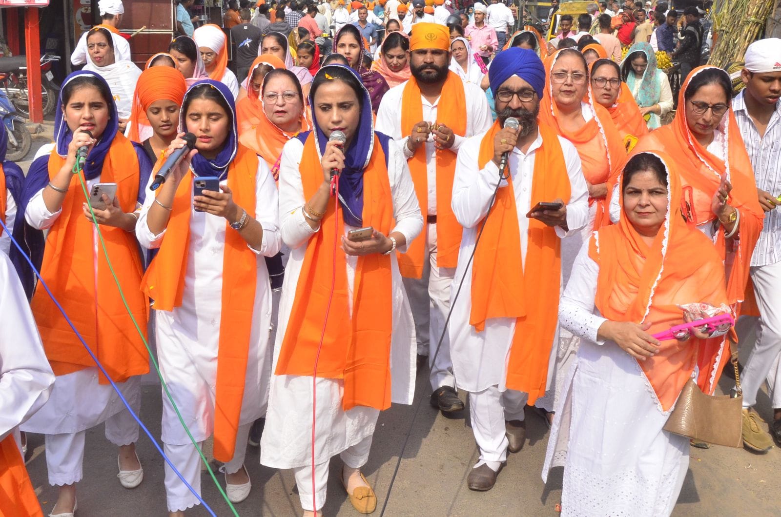 शहर में गुरु नानक देव के प्रकाश उत्सव पर निकाला गया नगर कीर्तन में करतब दिखाते सिख युवा।संवाद शहर में गुरु नानक देव के प्रकाश उत्सव पर निकाला गया नगर कीर्तन में करतब दिखाते सिख युवा।संवाद