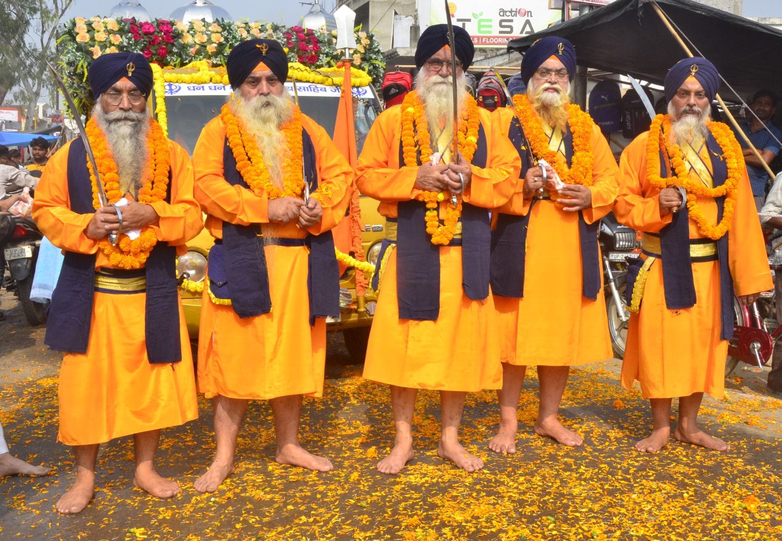 शहर में गुरु नानक देव के प्रकाश उत्सव पर निकाला गया नगर कीर्तन में करतब दिखाते सिख युवा।संवाद शहर में गुरु नानक देव के प्रकाश उत्सव पर निकाला गया नगर कीर्तन में करतब दिखाते सिख युवा।संवाद