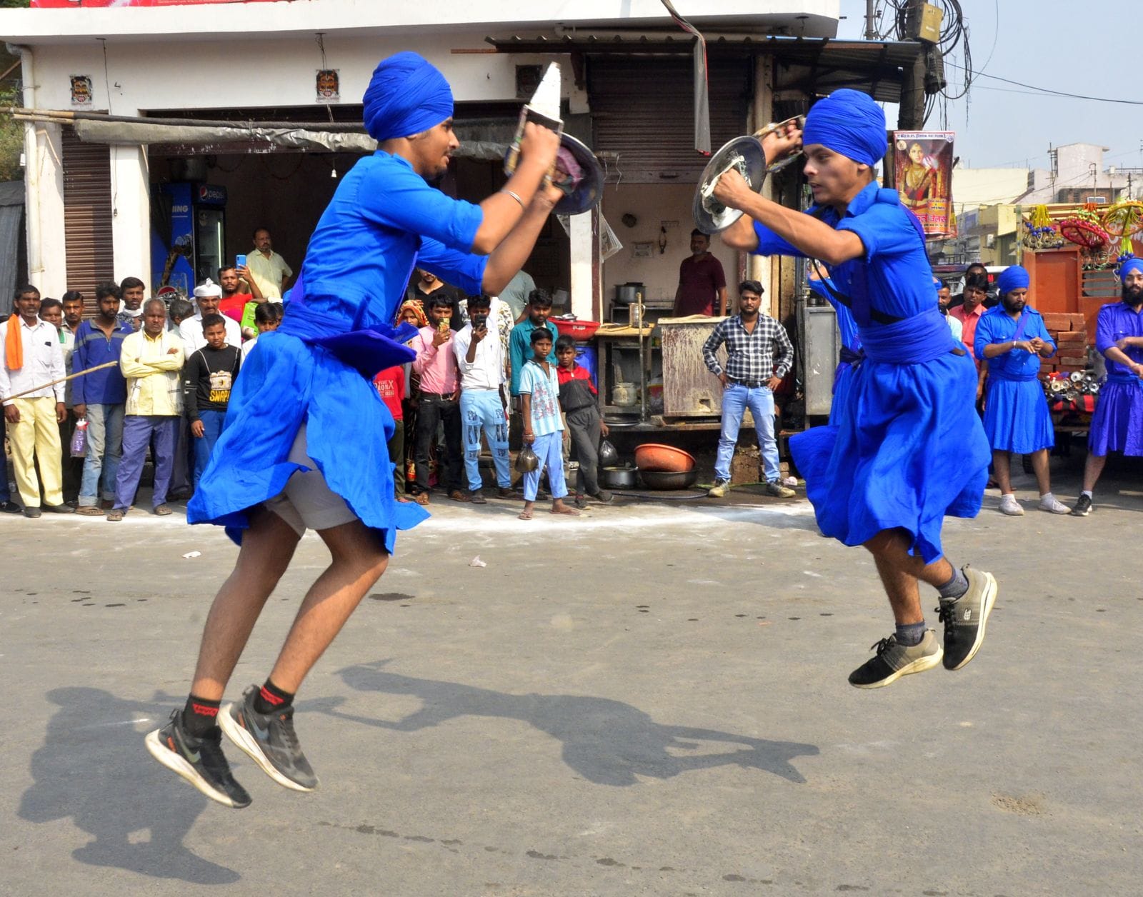 शहर में गुरु नानक देव के प्रकाश उत्सव पर निकाला गया नगर कीर्तन में करतब दिखाते सिख युवा।संवाद शहर में गुरु नानक देव के प्रकाश उत्सव पर निकाला गया नगर कीर्तन में करतब दिखाते सिख युवा।संवाद