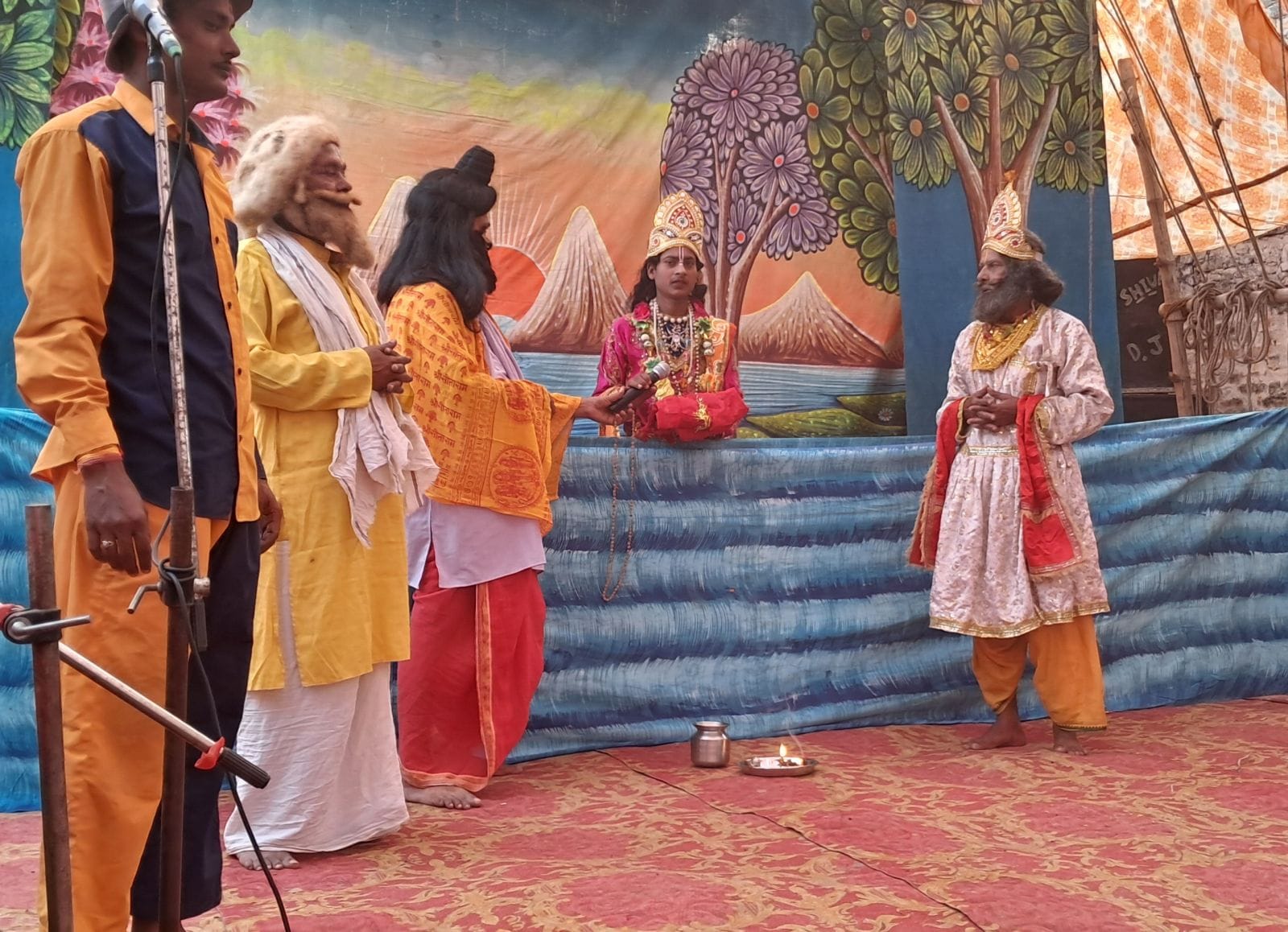 दबतोरी के मुसिया नगला में रामलीला में राम सुग्रीव की मित्रता का मंचन करते कलाकार। संवाद दबतोरी के मुसिया नगला में रामलीला में राम सुग्रीव की मित्रता का मंचन करते कलाकार। संवाद