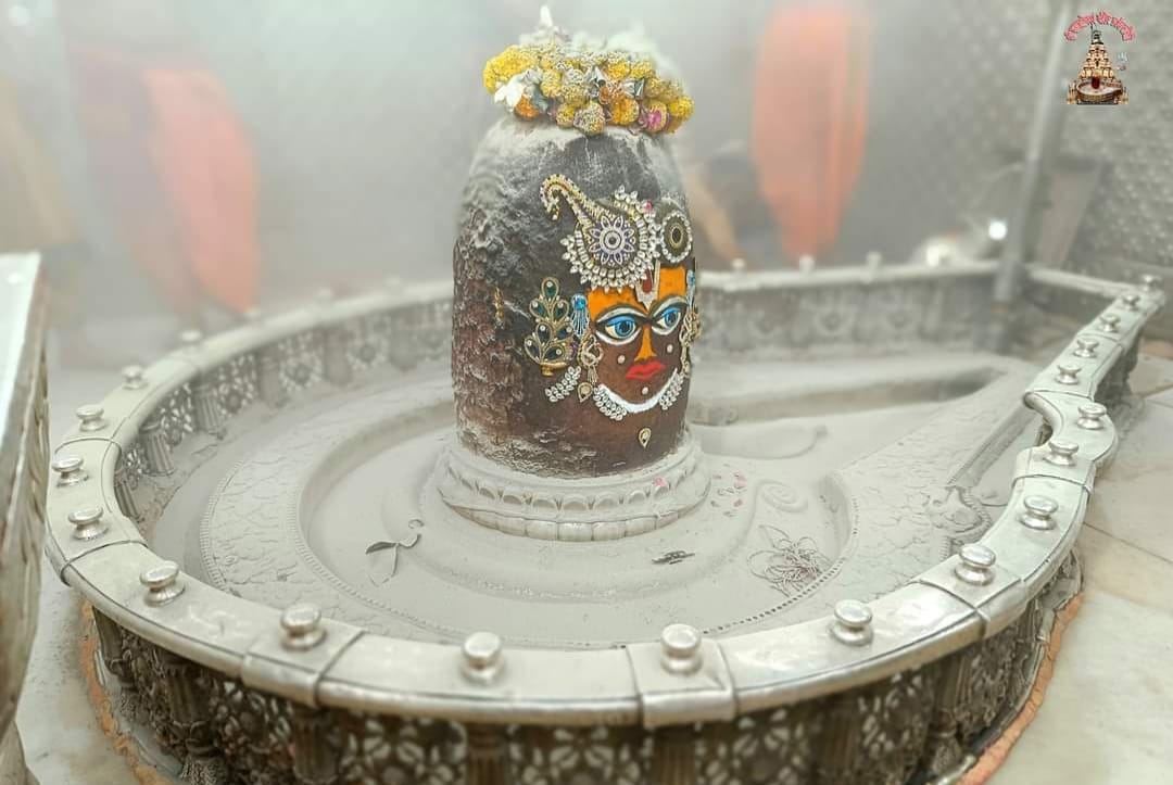 देवउठनी एकादशी पर वैष्णव तिलक लगाकर श्री कृष्ण स्वरूप मे सजे बाबा महाकाल....पहनी संतरे व फूलो क देवउठनी एकादशी पर वैष्णव तिलक लगाकर श्री कृष्ण स्वरूप मे सजे बाबा महाकाल....पहनी संतरे व फूलो क