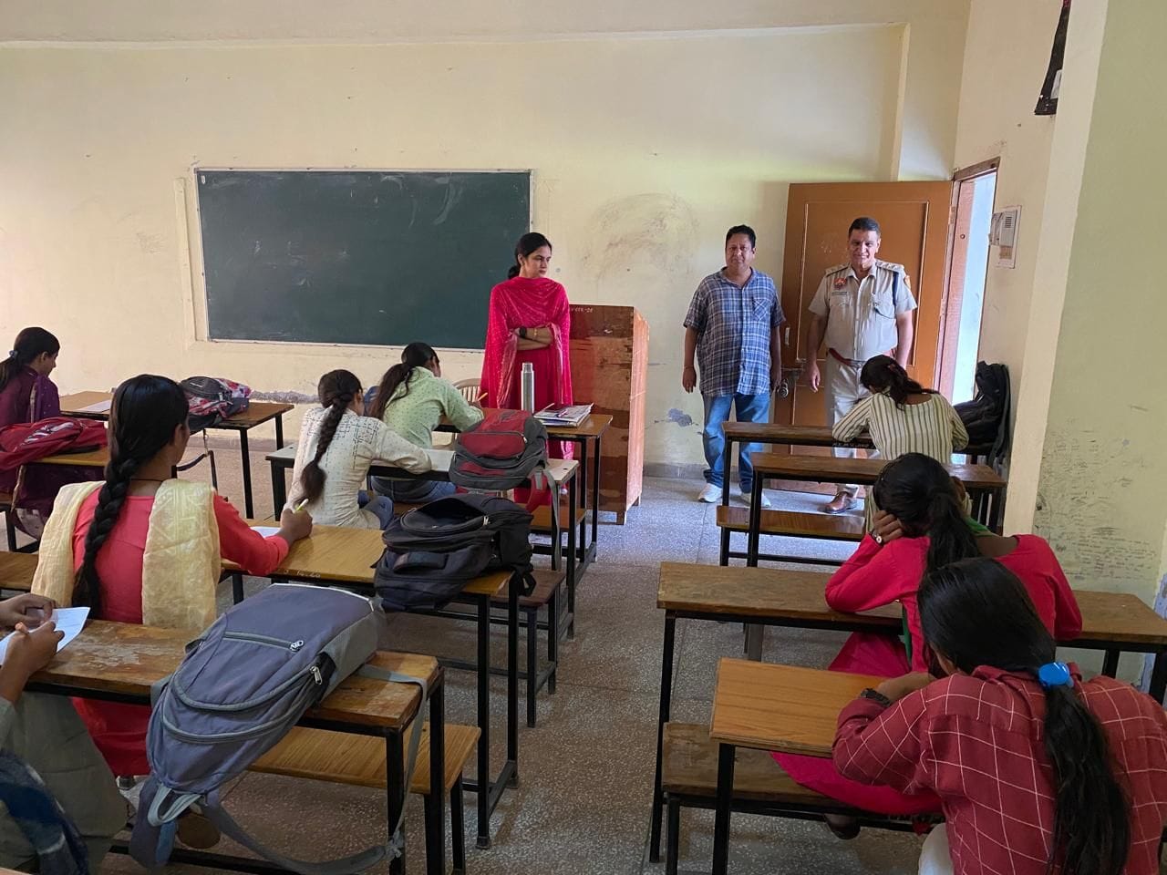 12जेएनडी16: हिंदू कन्या कॉलेज में सडक़ सुरक्षा प्रश्रोतरी प्रतियोगिता में भाग लेती छात्राएं। पुल 12जेएनडी16: हिंदू कन्या कॉलेज में सडक़ सुरक्षा प्रश्रोतरी प्रतियोगिता में भाग लेती छात्राएं। पुल