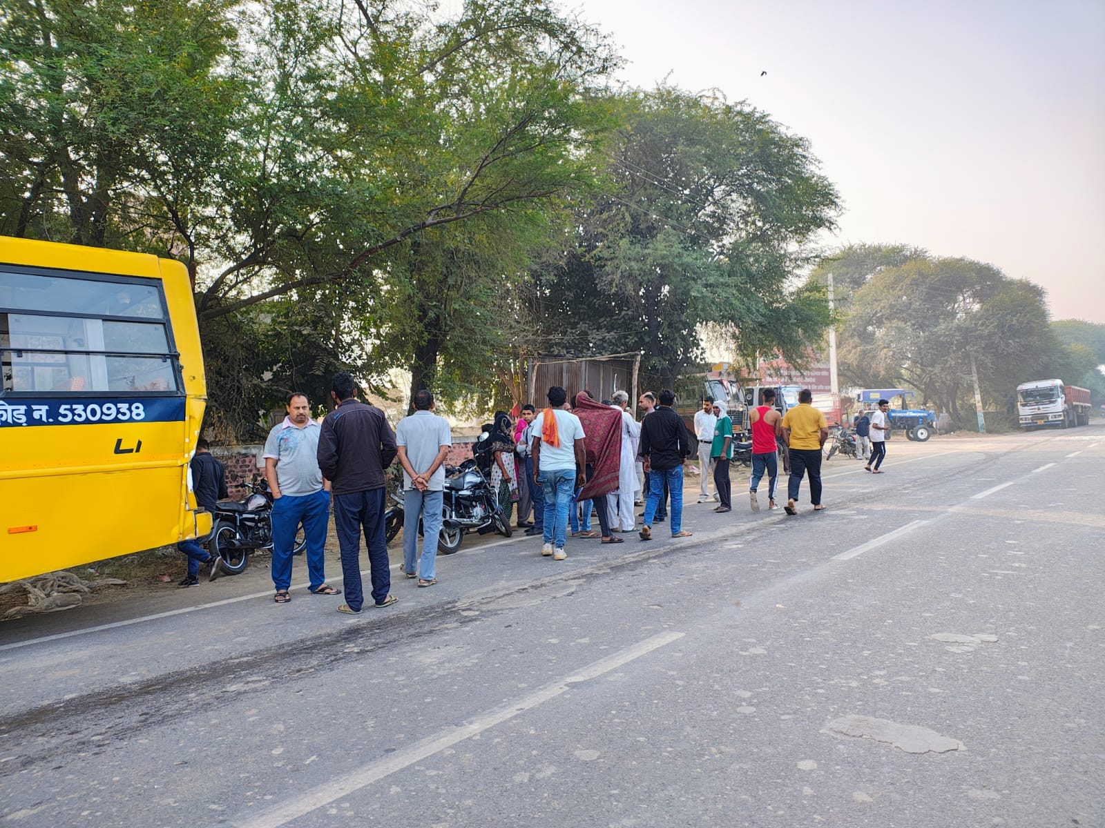 12jjrp10- बेरी। बस में लगा फर्स्ट एड बाक्स जो खाली था। संवाद 12jjrp10- बेरी। बस में लगा फर्स्ट एड बाक्स जो खाली था। संवाद