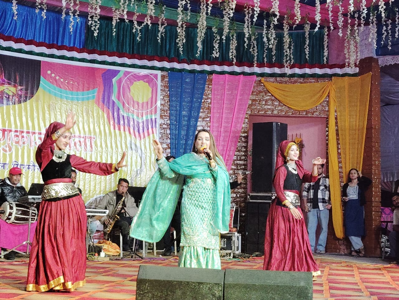 अंतरराष्ट्रीय श्री रेणुकाजी मेले में गायक कुलदीप शर्मा के साथ झुमते अतिरिक्त उपायुक्त एलआर वर्म