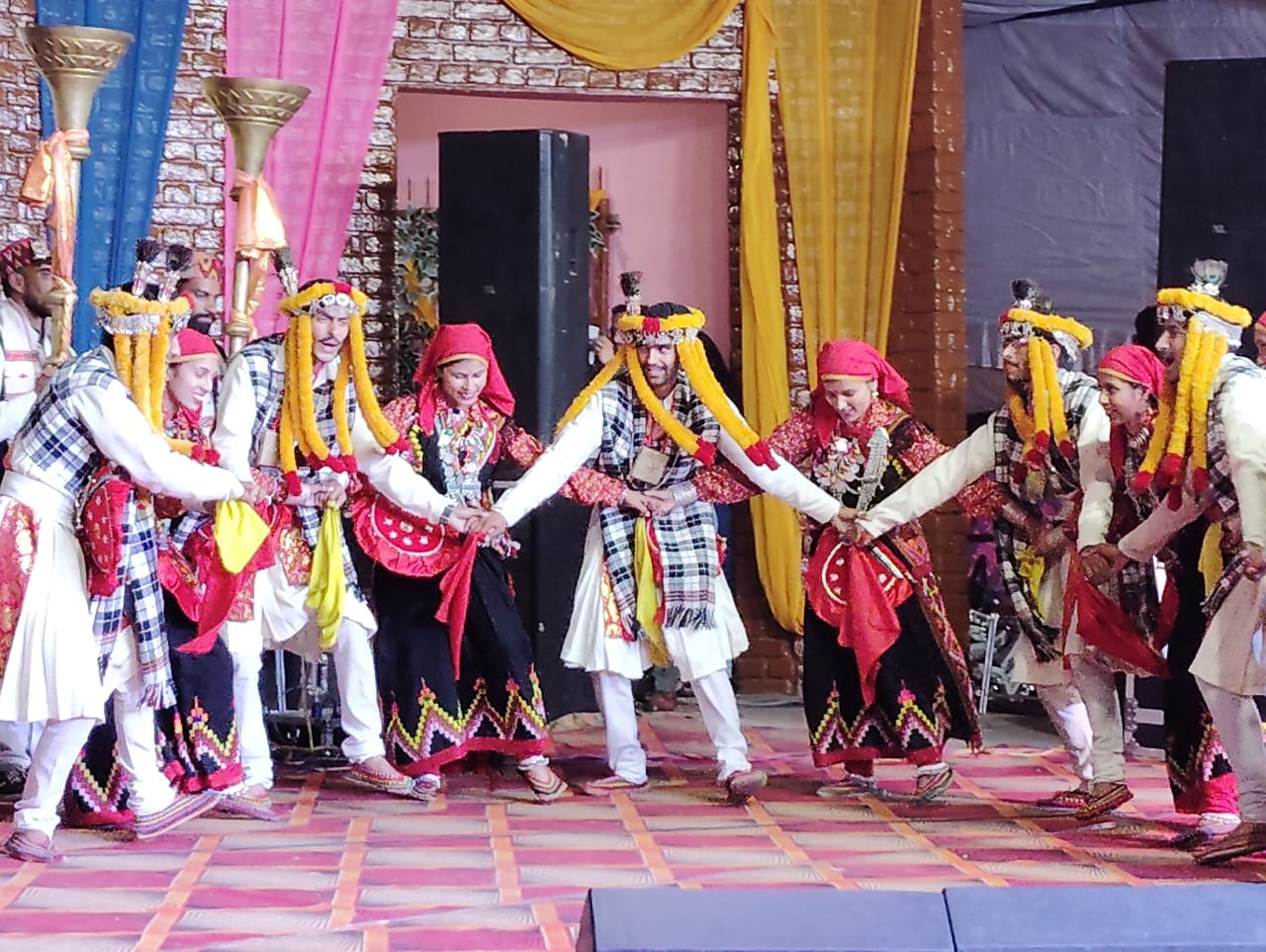 अंतरराष्ट्रीय श्री रेणुकाजी मेले में गायक कुलदीप शर्मा के साथ झुमते अतिरिक्त उपायुक्त एलआर वर्म