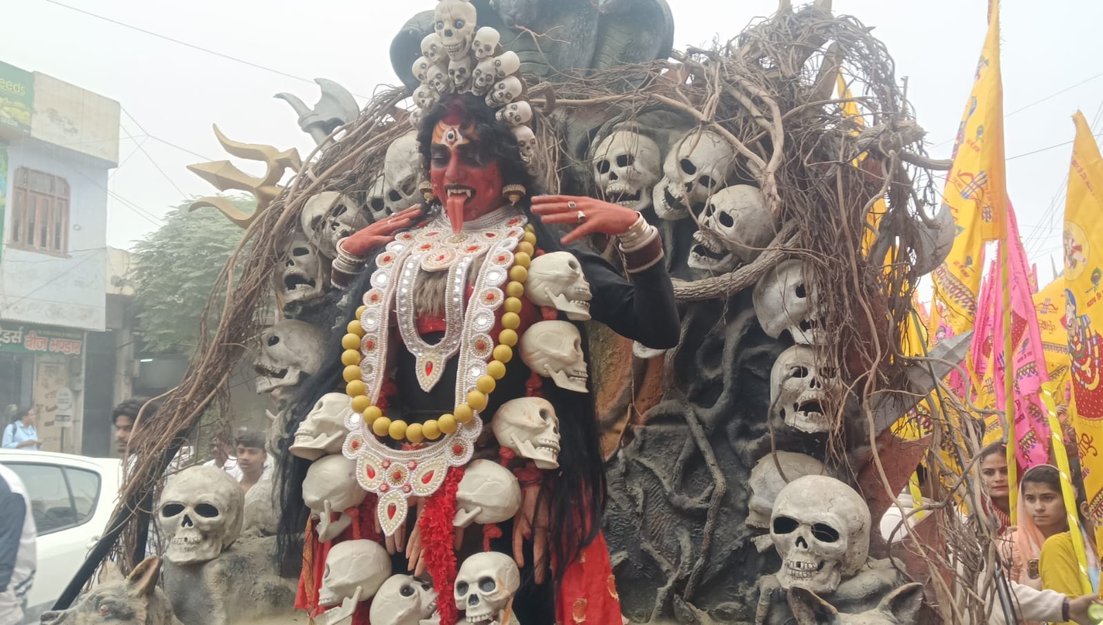  बाबा श्याम के जन्मोत्सव पर निकाली गई शोभायात्रा में नाचते राधा कृष्ण बने कलाकार व श्रद्धालु। स