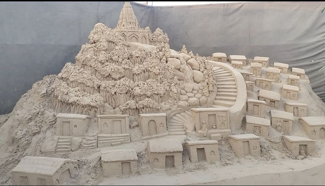बालू रेल से बनाई गई आकृतियां