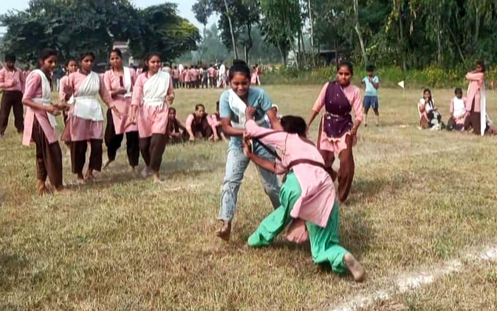 ब्लॉक स्तरीय वार्षिक खेलकूद प्रतियोगिता के दौरान प्रस्तुति देतीं छात्राएं। संवाद ब्लॉक स्तरीय वार्षिक खेलकूद प्रतियोगिता के दौरान प्रस्तुति देतीं छात्राएं। संवाद