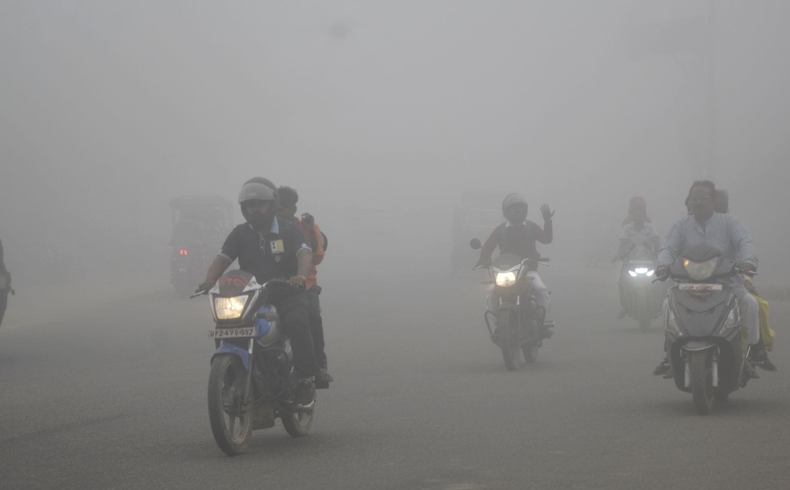 बुद्धवार को सुबह घने कोहरे के बीच निकलते दो पहिया वाहन। संवाद